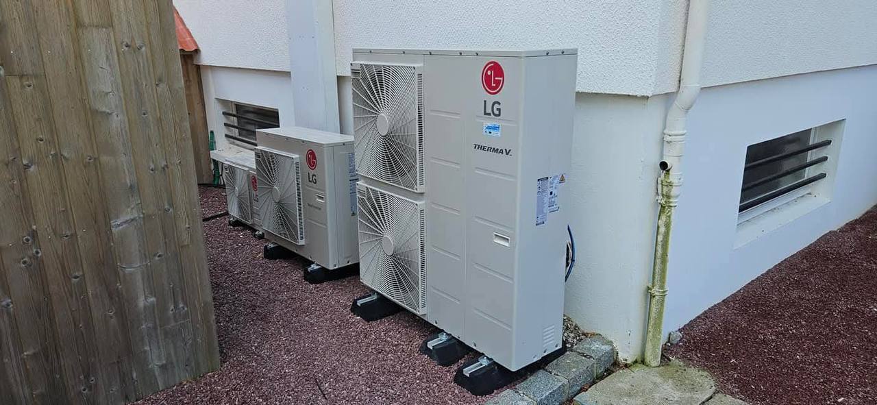 Trois pompes à chaleur LG alignées le long d'une maison