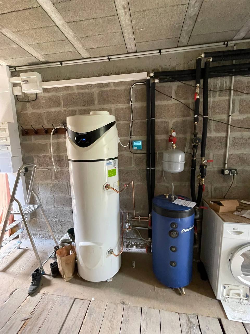 Chauffe-eau thermodynamique Ariston installé dans une cave