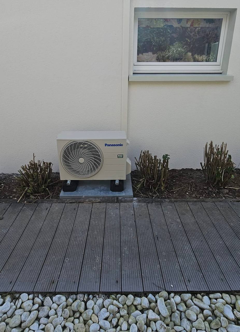Pompe à chaleur Panasonic installée en jardin sur dalle