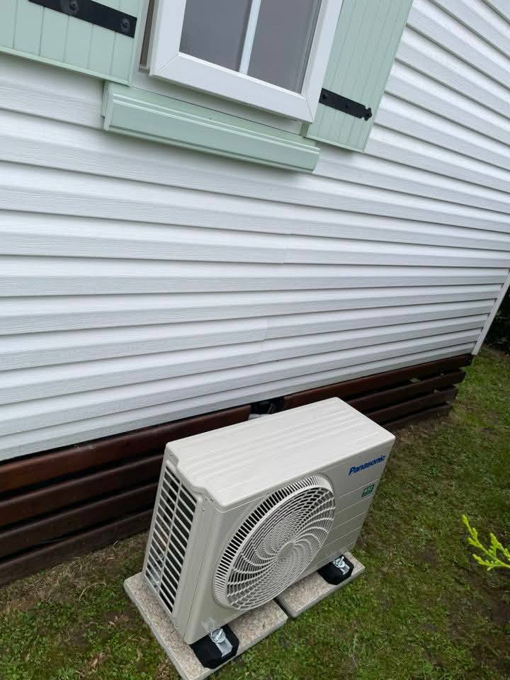 Pompe à chaleur Panasonic le long d'un bardage blanc