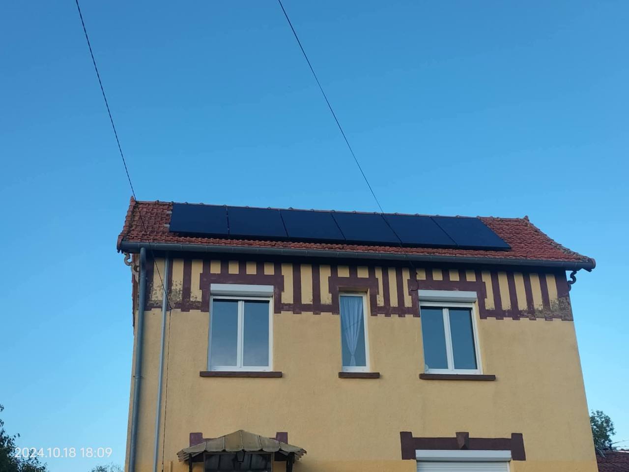 Panneaux solaires posés sur maison à colombages