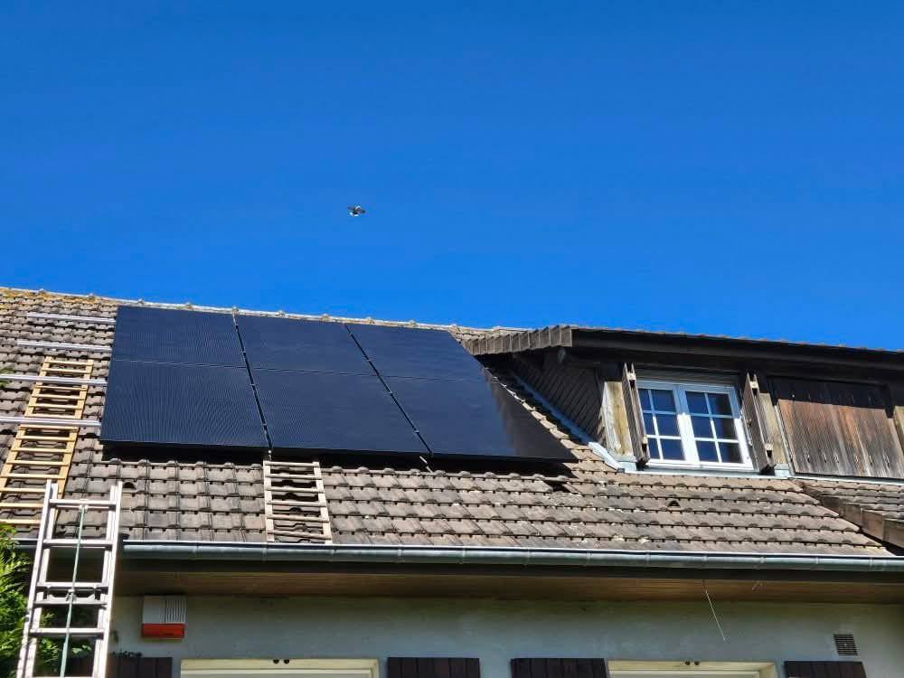 Panneaux solaires sur toit de tuiles anciennes