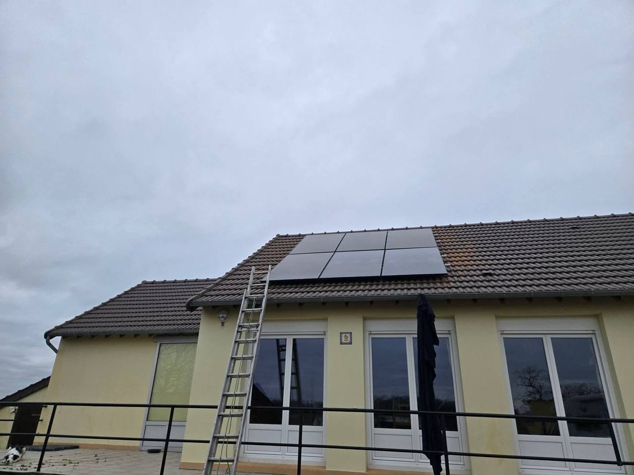 Panneaux solaires sur maison à façade jaune