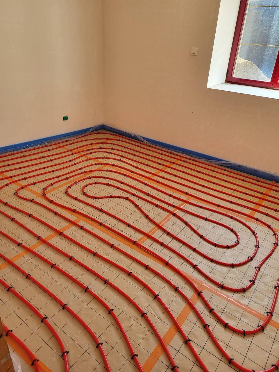 Plancher chauffant hydraulique en cours d'installation