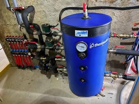 Collecteur hydraulique avec ballon tampon