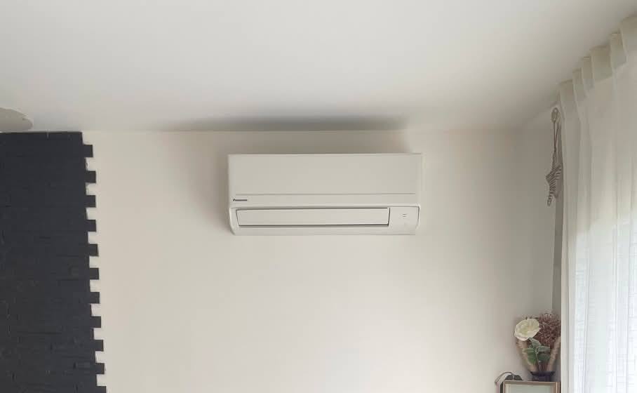 Climatisation Panasonic installée sur mur épuré